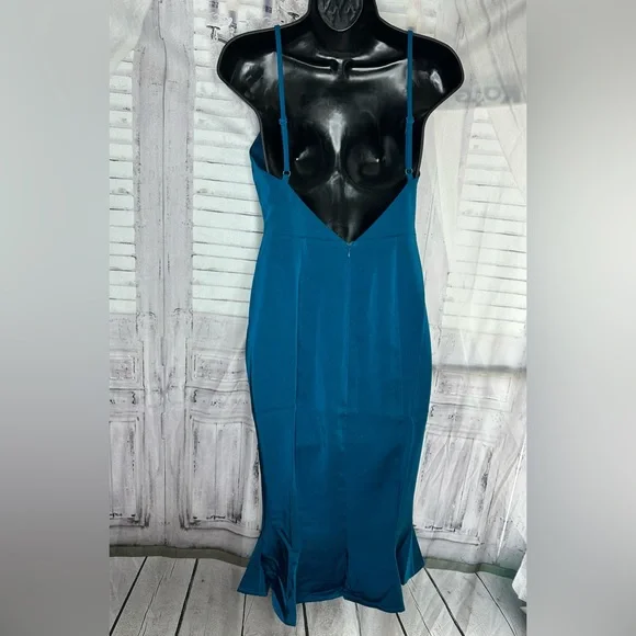 We got this dress in teal. - Picture 2 of 7